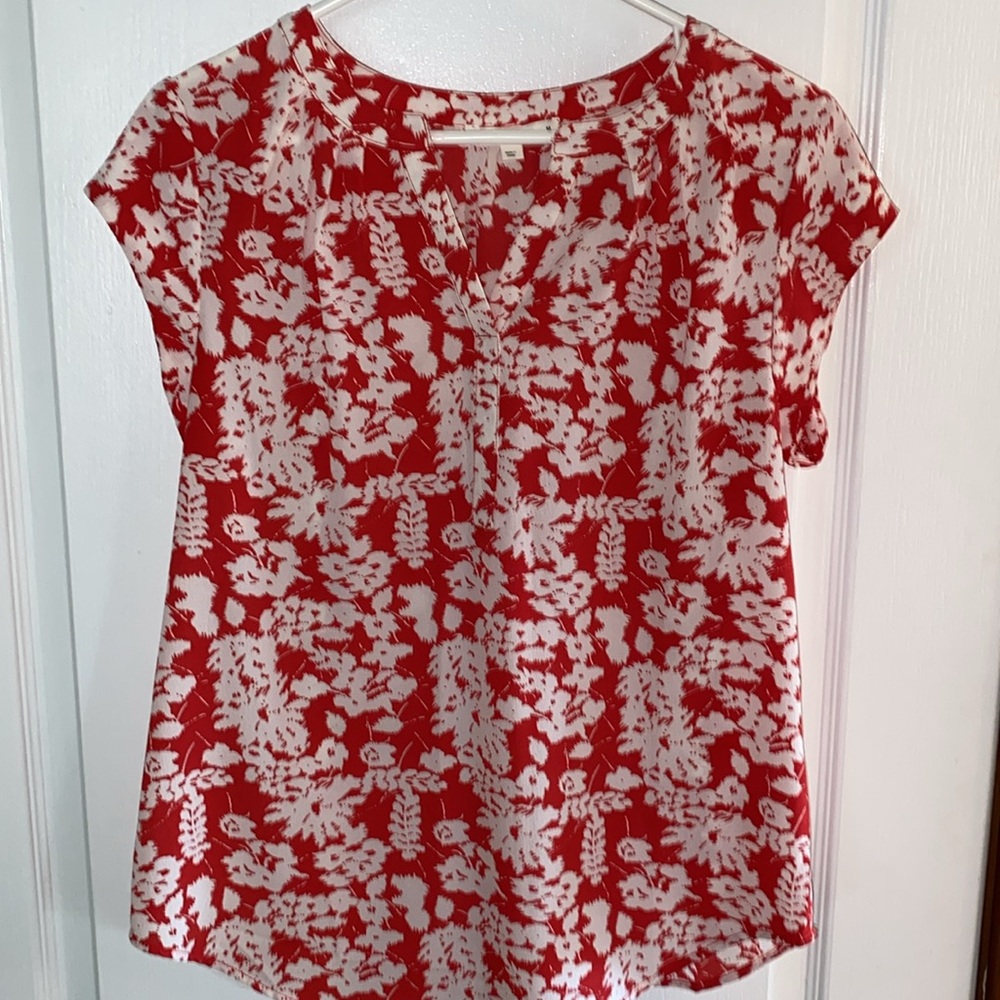 Fun 2 Fun Walden split neck blouse, red and white floral, medium, EUC